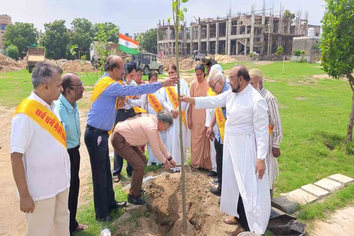 एक पेड़ भारत माता के नाम वृक्षारोपण by inter faith group Ajmer